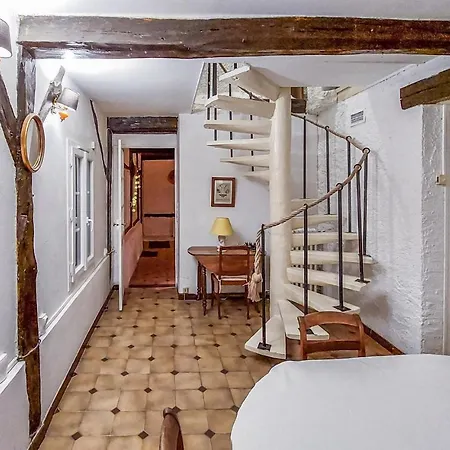 3 Bedroom Awesome In Casa de Férias Normanville (Eure)